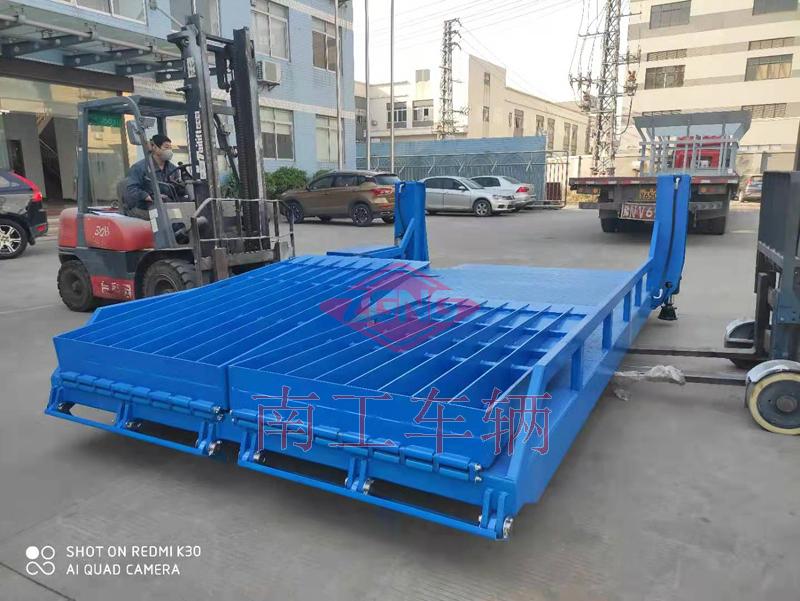 非標(biāo)訂制8噸移動式登車橋